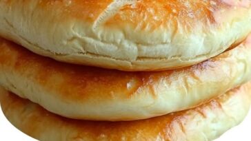 "Freshly baked homemade bread, golden and soft, ready in 20 minutes, served with butter."