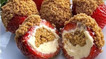 Fresh strawberries filled with creamy cookie butter cheesecake filling, topped with crushed cookies.